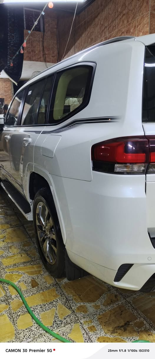 سلام عليكم من رخصت لكروب لاندكروز جديده موديل ٢٠٢٥ البيع سياره ماشيه ١٢ ألف سياره مكفولة عام سياره المتت سياره مغلفه نانو *********** مكان سياره بغداد جديده
