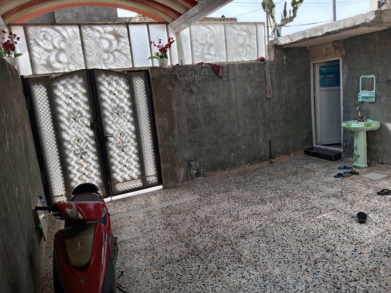 سلام عليكم بيت طابق ونص مساحته 160متر موقعه حيطارق الوصط بين القديم ولوصط بنص قرب سنتر حيطارق بيت يحتوي ٣غرف وصاله جبيره ومطبغ ومنورين واستقبال وحمام وصحيات تاخلي وخارجي وتواليت ولكراج البيت بناه جديده حديث طابوك جمهوري لبيت رفت مجاري  تبليط لفرع ورصيف ومقرنص مي خطين لبيت صاير عله شارعين تبليط الوصط والقديم ***********