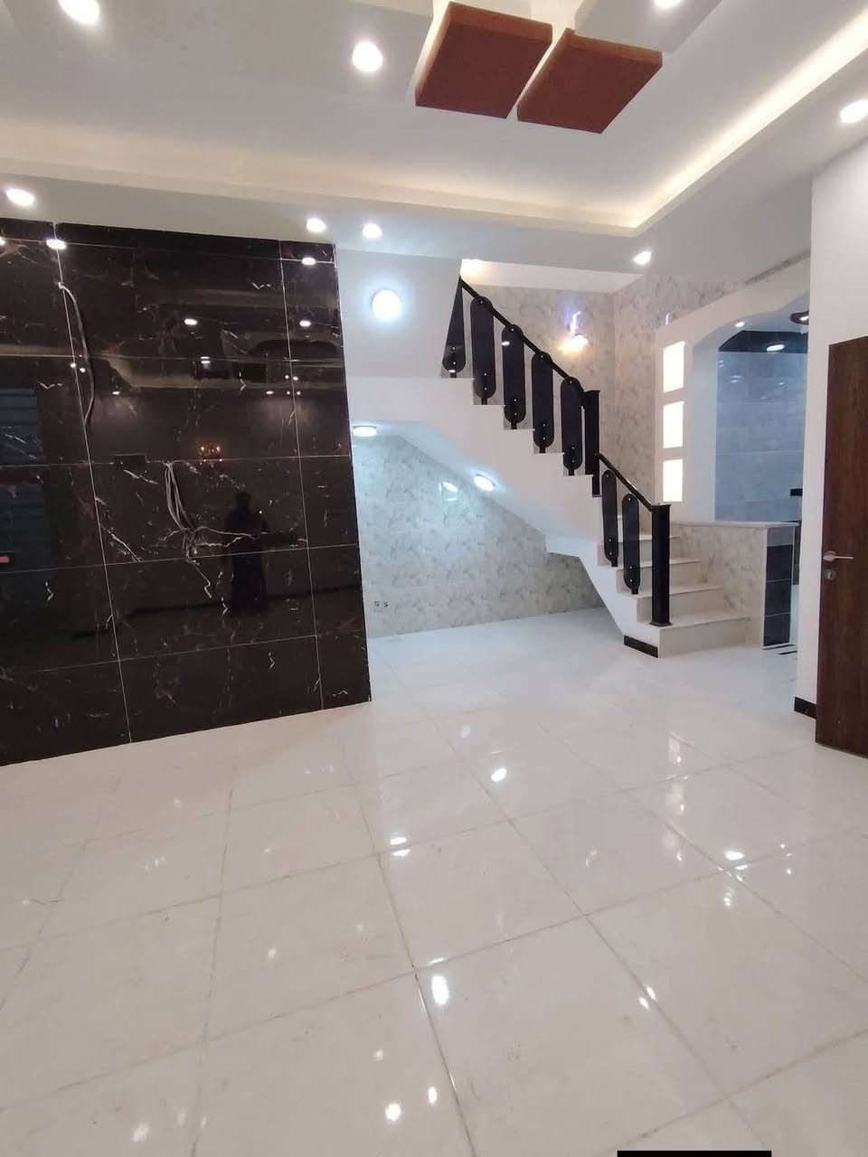 الدار بيع مساحه ١٥٠ متر مقابل ملحق قرية الغدير السعر ٦٠ بي مجال مشمول تطويب الاستفسار أكثر ***********
