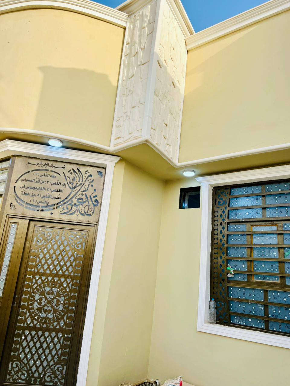 السلام عليكم 
🏡الدار للبيع🏡
بمساحة/160م
✅ #طابو_زراعي_سند_25_أقرار_محكمه
الموقع: طريق نجف كربلاء عمود 110/نهاية شارع الصب يبعد عن الطريق العام 400متر

مواصفات البناء: #يحتوي_على
2 غرفة/ صالة معزولة/مطبخ معزول/ صحيات داخليه+صحيات خارجيه / مكشوفات 2/وكراج جبير
بناء مرتب (أساس + سقف كونكريت + طابوك)
أرضية بورسلين أبو الـ 60

الخدمات:#بعد_عن_سوق 5دقايق
ماء كهرباء مدارس سوق تبليط مولد

للاستفسار والاتصال:‏

 ‪0785 826 5786‬‏

