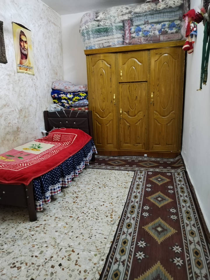 السلام عليكم  دار للبيع 75 متر يحتوي على طرمه واستقبال وحولي ومطبخ وغرفة نوم نظيف كلش الشعب الديوان طابو صرف السعر 110 وبي مجال للاستفسار ***********
