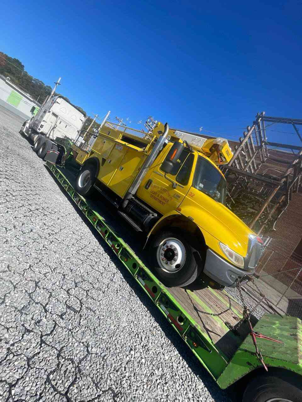 للبيع انترنشينال امريكي رقم فحص استيراد جديد مامشتغل بالعراق موديل 2007طول الذراع 12متر تقريباً للاستفسار ***********
