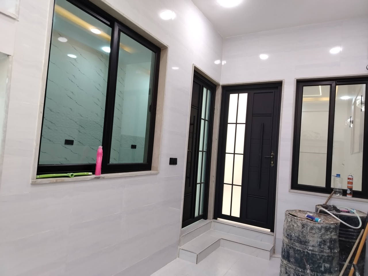 دار   للبيع في حي الشيماء مقاطعه 6

قرب جامع المستغفرين

البيت زيرو

المساحة 100 متر 

الواجهه 5 

العمق 20 

سند طابو زهور شرط التحويل  سند جديد

تستلم البيت  فوري

البناء هندسي VIP

نظام سبالت 

نظام انترنت 

نظام كاميرات 

نظام دكتات 

نظام ستالايت 

نظام غسالات 

يتكون الدار من طابقين 

الطابق الأول يحتوي على غرفة نوم واستقبال وهول ومطبخ وصحيات داخلية وخارجية ومنور 

الطابق الثاني غرفتين نوم وهول وصحيات

للاستفسار الاتصال على الارقام

***********

***********

او مرجعة مكتب نخلة الخليج الكائن في يارمجه الشرقيه
