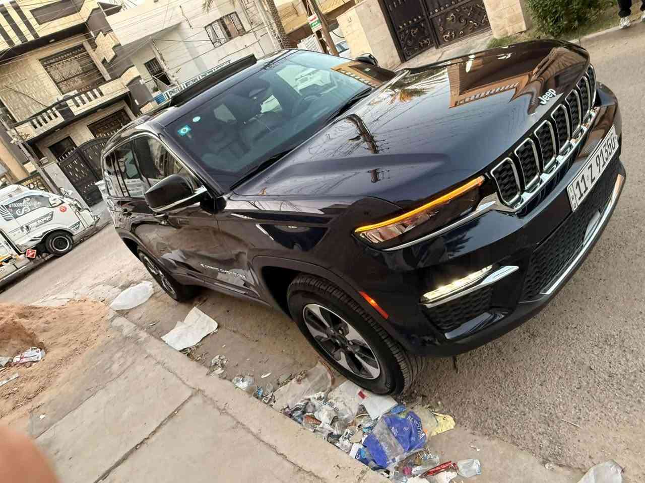 السلام عليكم ورحمة الله وبركاته 🌹
🚙 للبيع جيب جراند شيروكي 2024 هايبرد (4xe)

✅ فول مواصفات
✅ محرك 4 سلندر تيربو هايبرد
✅ بدون صبغ نهائياً
✅ بحالة الوكالة، استعمال نظيف جداً
✅ فحص كامل وما يحتاج أي مصروف
✅ السيارة جاهزة للاستخدام
السياره حادثها فقط بارد  بسيط وكل  نقص ماكو تشغل وتطلع ماشيه ٣٠
السياره باسمي تحويل مباشر 
المكان بغداد حي الخضراء 
💰السعر: [٢٩٠$
للتواصل ***********
