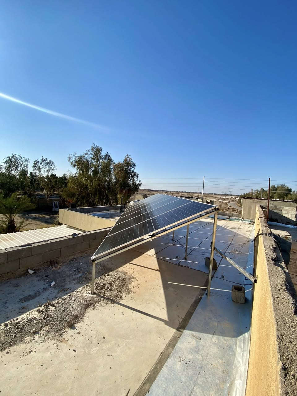 تم بحمد الله وتوفيقه إنجاز نصب منظومة طاقة شمسية متكاملة بقدرة 30 أمبير في قضاء عامرية الصمود ، وقد نُفِّذت الأعمال وفق المواصفات التالية:

تفاصيل التجهيز:
 •تجهيز ونصب (16) لوح شمسي عالي الكفاءة.
 •نصب عدد (2) بطارية ليثيوم بسعة (16 كيلو واط).
 •تجهيز إنفيرتر  (12 كيلو واط) مع ملحقاته.
 •ربط المنظومة بأسلاك وكابلات أصلية مع قواطع حماية.

نطاق العمل:
 •تهيئة موقع التركيب وتثبيت الهياكل الحاملة.
 •ربط الألواح والبطاريات بالإنفيرتر حسب الأصول الفنية.
 •برمجة الإعدادات بما يتلاءم مع أحمال الموقع.
 •إجراء فحوصات التشغيل والتأكد من استقرار الجهد.

الضمانات:
 •ضمان بطاريات لمدة 8 سنوات.
 •ضمان الإنفيرتر لمدة 3 سنوات.
 •ضمان ألواح لمدة 15 سنة على الأداء والكفاءة.

تم تسليم المنظومة وهي تعمل بكفاءة تامة، مع تقديم الإرشادات اللازمة للمستخدم حول طريقة الاستفادة المثلى…


**إذا كنت صاحب هذا الإعلان وتريد حذفه لأي سبب، رجاءا أرسل رسالة إلى الدعم الفني**
