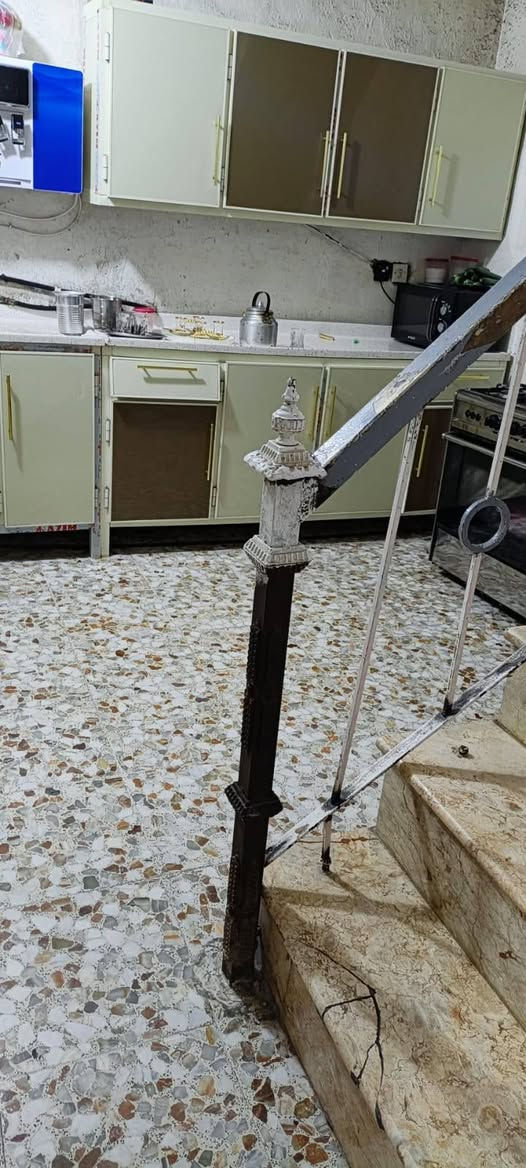 بسبب الوعود الكاذبه اعيد النشر بيت للبيع مساحه 100مربع يتكون من طابق ونص 3غرف نوم واستقبال وهول ومطبخ وملحقاته المنطقه خدماتها كامله الموقع البلديات شارع الكهرباء شارع اسواق رمانه تفاصيل اكثر اتصال ع الرقم *********** او التواصل ع الخاص
