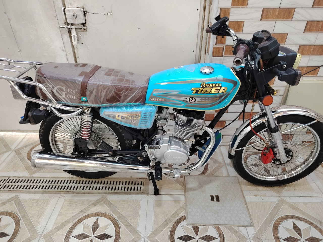 السلام عليكم البيع دراجة اربعه كير نوع تايكر موديل 24 اوراق كاملات(٦ او مكاتبت مكتب) مكفوله كفاله عامه مقدم دسك  لاتات كلهه لد او زنون كيج الكتروني او شاحنت مبايل السعر 825 عنوان نجف حي العسكري كبل شارع السبيس يم صيدليت احسان كاضم رقم المبايل***********
