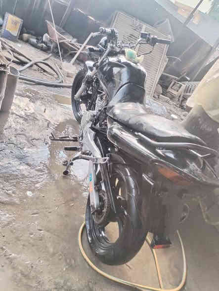 سلا عليكم دراجه يوماها ياباني 

دراجه محركه نعمه لا تنقيص ولا تبخير 

كهربائيات شغاله

دراجه محور من نوزل إلى كابريتر

تايرات جديد.                 مكان بغداد حي نصر 

((بيع او مراوس بيراني خمسه كير ))

وباقي تفاصيل يام صاحب دراجه 

*********** صاحب دراجه
