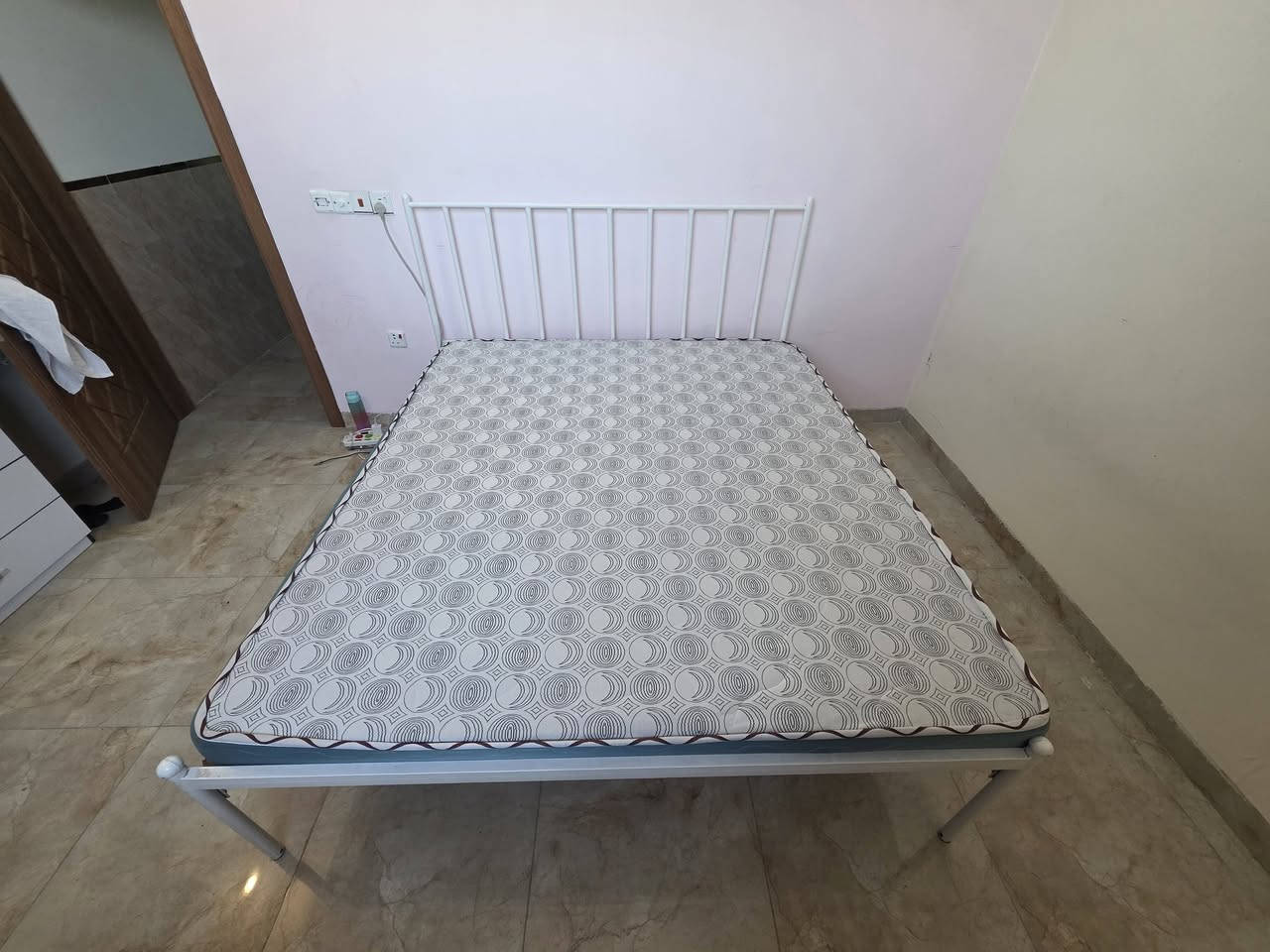 للبيع جرباية حديد+ دوشك اسفنج نفرين (السعر 150 الف)
قیاس 180×200

 نظيف جدا للتواصل يرجى الاتصال على الرقم ***********
