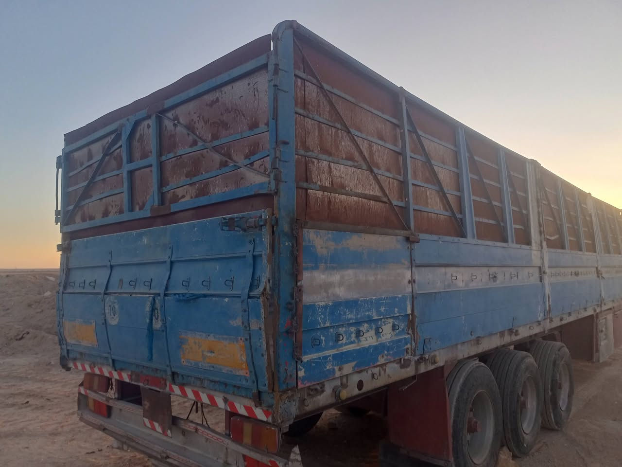 للبيع طول 13م و60 سنتمتر ارتفاع 180 شاصي 16 زوجين تواير جدد 
***********
