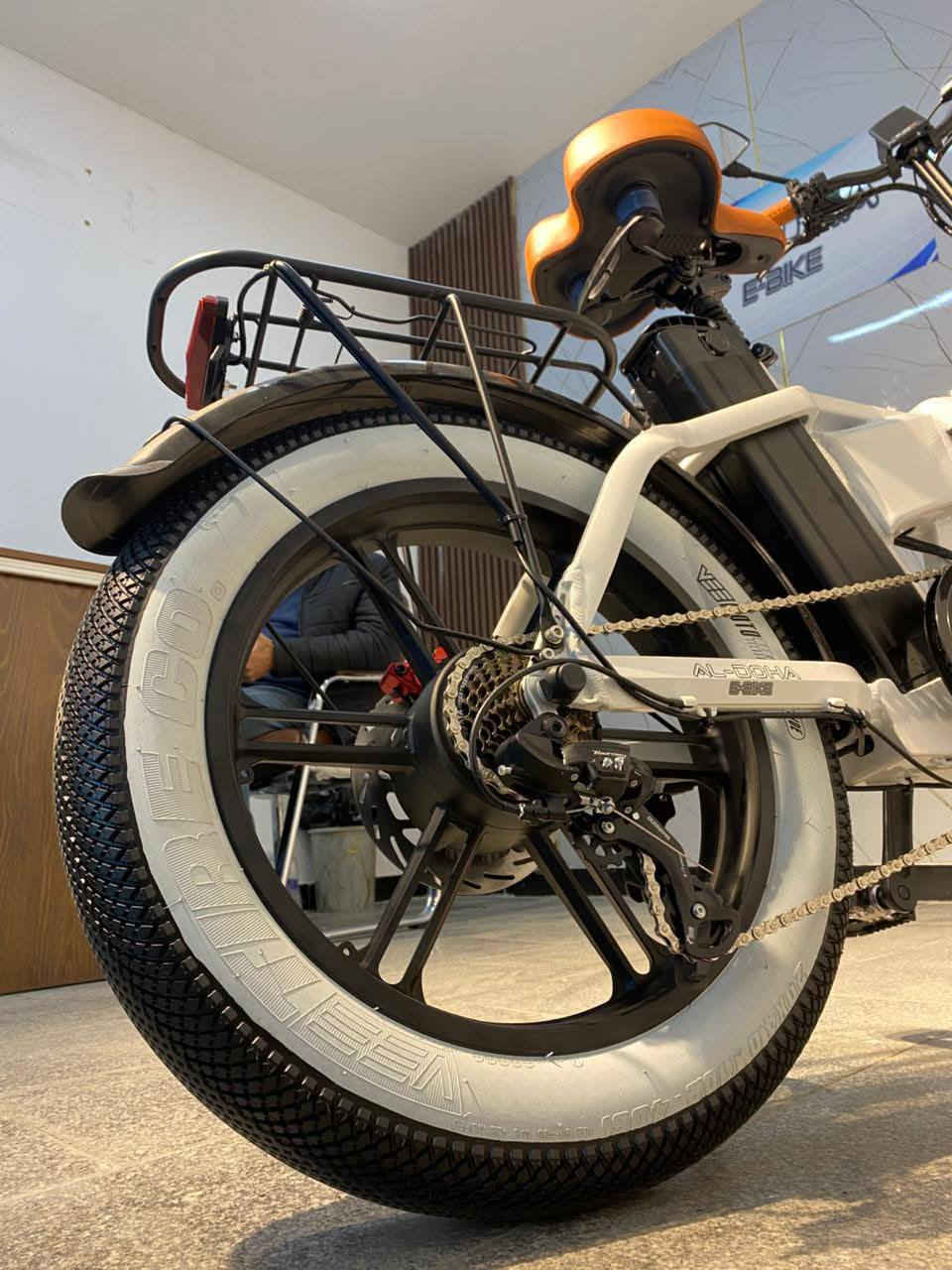 السلام عليكم  
*بايسكل شحن ebike للبيع قابل للطي 
ماركة MINAKQ روسي تجميع صيني 
*ماطور 1000واط 5سرعات يصل لسرعه 60 
*دبل بطارية داخلية 15 امبير وخارجية 20 امبير ليثيوم  مجموعهن 48v..35A يعني الشحنة الوحدة تمشيك 120 كيلو متر يعني انسى الشحن

*مقعد طبي مزود بدبل من الاسفل مع دبل امامي قابل للتحكم 
*سكليتر اصبع مع ماسكات 
ستيرن طبيات 
كير شيمانو اصلي 7نمر
*الابريك دسك امامي خلفي هايدروليك 
*اضاءة امامية خلفية ليد مع اشارات يمين ويسار 
*يتحمل وزن حتى 200كيلو 
*شاشة رقمية ملونه تعطي معلومات المسافه المقطوعه والوقت والسرعه ومع منفذ شحن للهاتف
*لهيكل من الامنيوم مع ويل كب حجم ٢٠مع واقيات طين 
*سله اماميه وسيبايه خلفية 
*يأتي مع عده الصيانه وحقيبه كبيره تربط في سيبايه الخلفيه مع شاحنات عدد 2للبطارايات
ماشي 500 كيلو متر فقط 
3انظمه للقيادة 
1.بايدر عادي 
2.هايبرد (بايدر +كهرباء)
3.كهرباء فقط
سبب البيع استخدامي اله كلش قليل 
السعر مليون ونص وبي مجال 
العنوان بغداد حي اور 
***********
