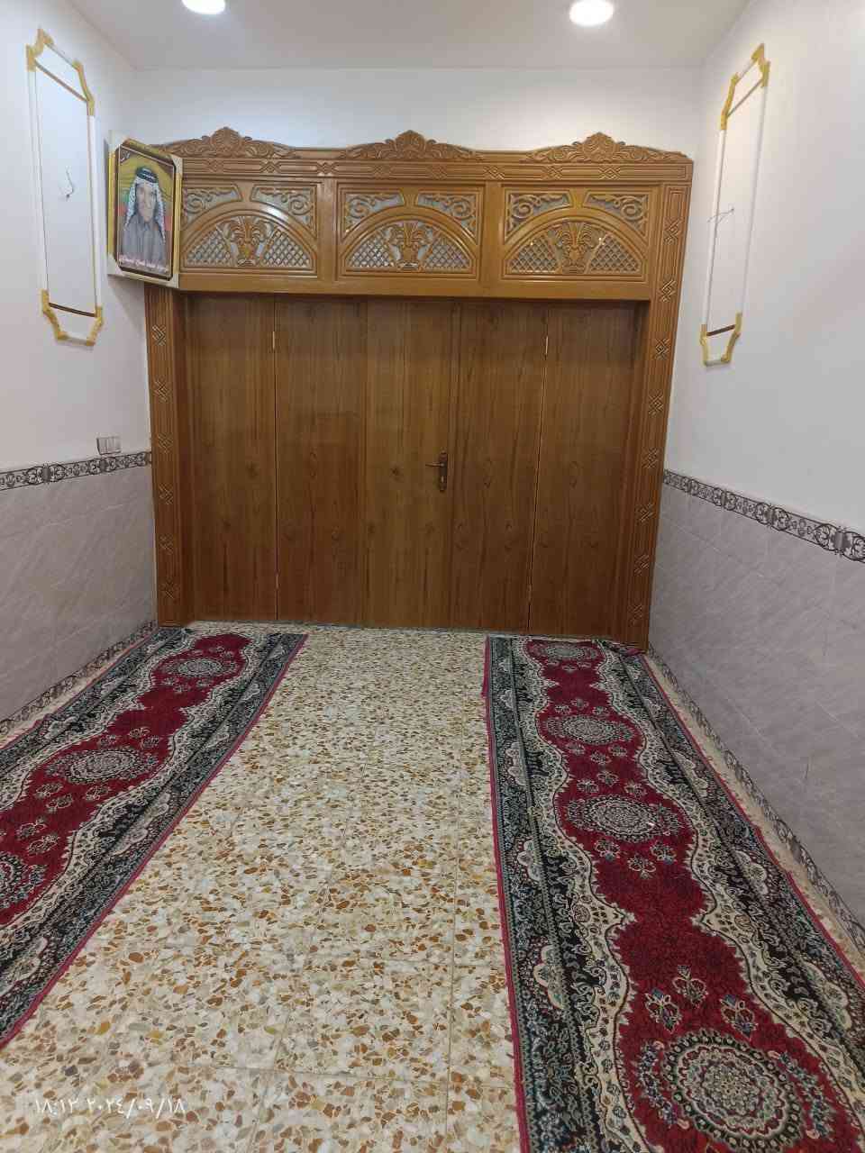 🔴🔴 دار { للبيع } النجف الأشرف 🔴🔴
                {حي النداء }
                { طابو صرف "طابقين" }
--------------------------------------------------------------------------
المساحة    {  100 متر  }
السعر        { 105 مليون مع مجال }
الموقع       {  قرب مول الاميرات  }    
رقم العقار   { ***52 }
--------------------------------------------------------------------------
يتكون من طابقين :
الطابق الاول // استقبال + صالة + مطبخ + صحيات داخلية وخارجية + غرفة نوم . 
الطابق الثاني // صالة + غرفة نوم عدد (2) + صحيات 
--------------------------------------------------------------------------
ملاحظة// المنزل صب كونكريتي بناء درجة الاولى  يتكون من ثلاثة غرف نوم + الارضية كاشي + الجدار سيراميك + العقار على ساحة امام (حديقة) + المنزال كامل من كل شيء "فقط الطابق الثاني بدون ارضية".
--------------------------------------------------------------------------
للاستفسار الاتصال على الارقام
التالية { أو } الاتصال على الواتساب
 { أو } زيارة المكتب   

***********
--------------------------------------------------------------------------
موقع المكتب  :
 اضغط على الرابط المثبت في السيرة أعلاه // الفرع امام عمود ٥٤، امام الجوهرة مول.
--------------------------------------------------------------------------
تريد تبيع بيت او عرصة اتصل
على الرقم المثبت في البايو او مراسلتنا
 عن طريق الصفحه او اضغط على
 الرابط
--------------------------------------------------------------------------
 https://www.facebook.com/share/1E1onzQt66/

