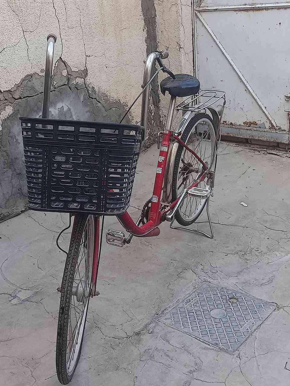 بايسكل ياباني احمر للبيع بريكه ما يلزم السعر 60 ألف وبيه مجال الموقع النجف المكرمه  ***********

