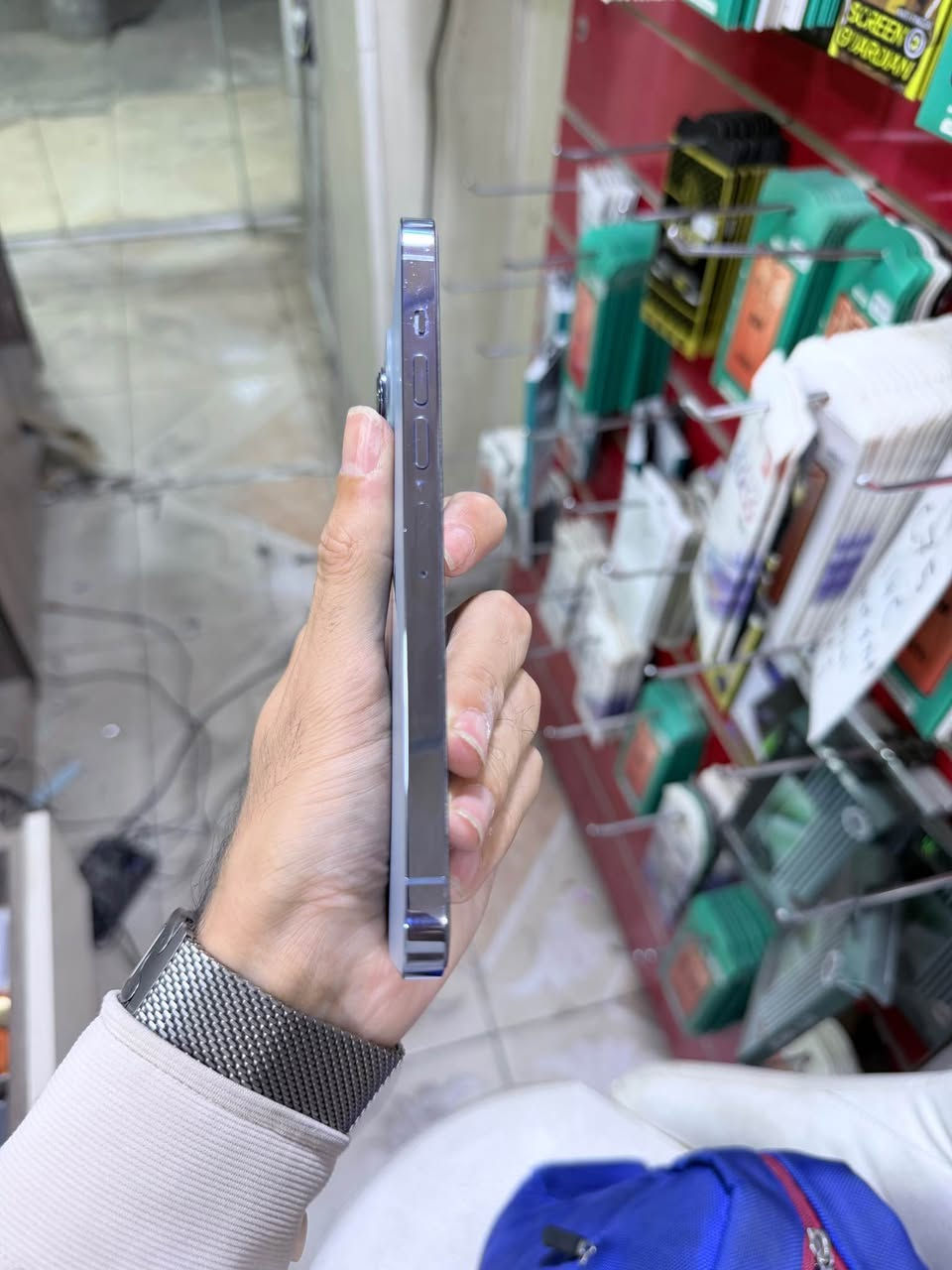 ئایفۆن 13 پڕۆ ماکس
زاکیرەی 256 گێگا ڕەنگی شین شتێکی هەتا بڵێی جوان
کەپسە بە زەمانی کۆمپیتەر و هەوا و هەموو شتێک
لۆکە و شوختی نیە پاتری 85 حقیقی
نرخەکەی 350 دۆلارە
مۆبایلەکە ئەپڵ ئایدی لەسەرە و ئەپڵ ئایدیە بلۆک بووە
کارتەکانی بازارە واتا دەتوانیت ئەپڵ ئایدی تازە دابنیی بۆ بەرنامە دابەزاندن  واتە بای پاس نیە لەسەر بلۆک بووە ئەپڵ ئایدیەکەش ماوە و لەگەڵی دایە بۆخۆت ئەتوانیت هەوڵی لەگەڵ بدەی یان چاوەری بکەی هەتا رێگای لابردنی دێت
تەنها نابێت فۆرماتی بکەی 
گەیاندن هەیە
ژمارە مۆبایل 📱 *********** أربيل, العراق
