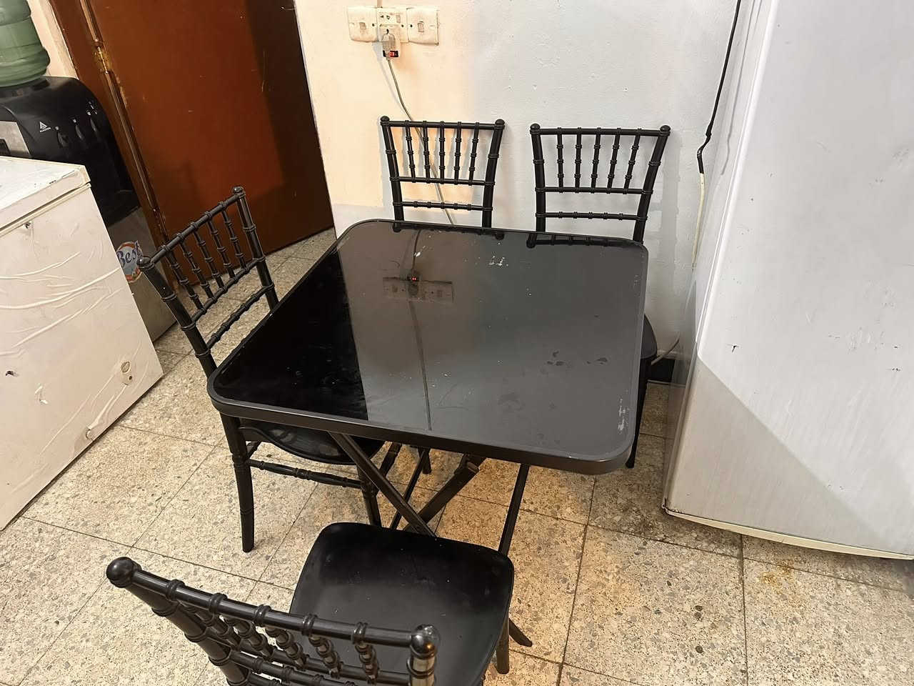 غرفة نوم صار شهر اخذتها 450
دوشك 25 سم ارتفاع المميز 170 اخذته صار شهر 

ب150

ميز طعام مع 4 كراسي 60

ثلاجة 75

***********

الجاد يتصل او ع مسنجر 

تجي تعامل وتروح لدوخني
