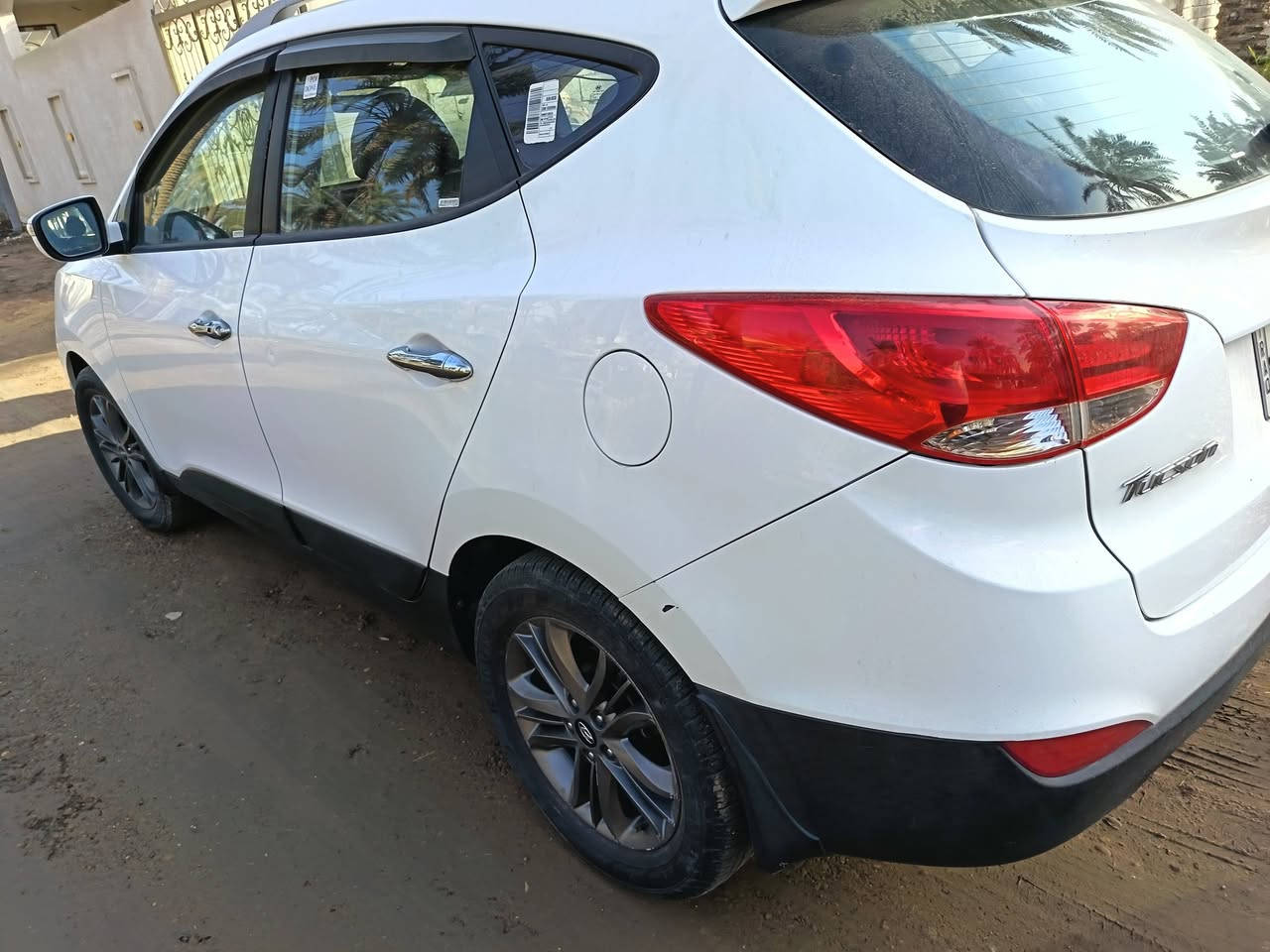 السلام عليكم توسان 2015 لون ابيض داخل قرميد 
مكفوله من صبغ ملاحضات جدا بسيطه رصعتين بدون أي نقص 
ومكينه 2000 ماشيه 131 حقيقي 
5 ويل كب باسمي مكاني بغداد
***********
السعر 160 ومجال بسيط
