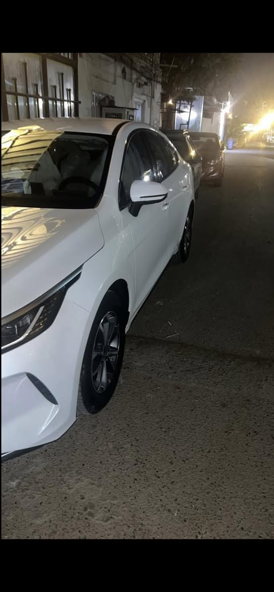 السلام عليكم عندي بي واي دي ديستروير موديل ٢٥ ماشية ٦٠٠ كيلو بدون رقم عندي براء ذمة مدوشم الارضية ومعرب الشاشة وضع الشركة السعر ١٩٥٠٠٠٠٠ مليون اللون ابيض للمعلومات الاتصال على الرقم***********
