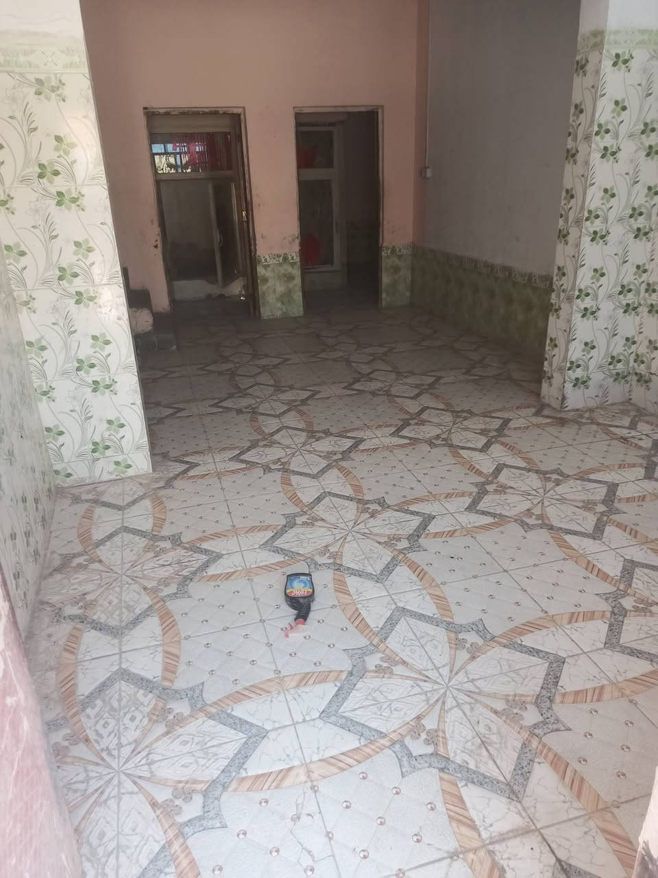 السلام عليكم بيت 200 متر للبيع يحتوي ع 2 غرف + صاله + مطبخ ديوانيه صحيات داخل وخارج
المكان حي ام البنين خلف التضحيه  شارع تبليط بسمي طابو صرف
 اللاستفسار  *********** + ***********
