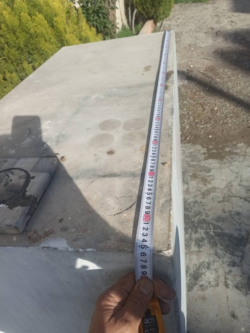 سڵاو بەڕێزان تانکی نەوت  زۆر بێعەیب پلێتی کۆنی کەرەوزی  درێژی=١٢٥سم ، بەرزی بەبێ قاچەکان =۱۲٥سم بەقاچەکانەوە ۱٤٦، پانی =٦٢سم  . بۆیاخی سپی راوە دەرەوەی بەس بۆ جوانی  هیچ ژەنگی نیە دەرەوەی ناوەکەشی تەنها بەشی ژێرەوەی تەنکە ژەنگێکی هەیە وەک لەوێنەکەدا دیارە .
***********
