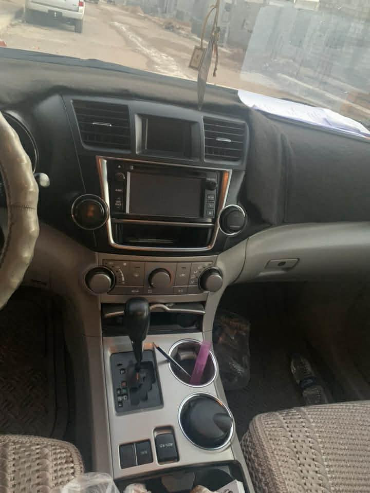 سلام عليكم
تويوتا هايلاندر موديل 2013 سيارة ايد واحد من 2013
 لحد الأن السيارة le اسود داخل رصاصي 
صندوق مبدل بلادي بدون دواخل بدون ارباك
سعرة 173 ورقة و بي مجال ***********
