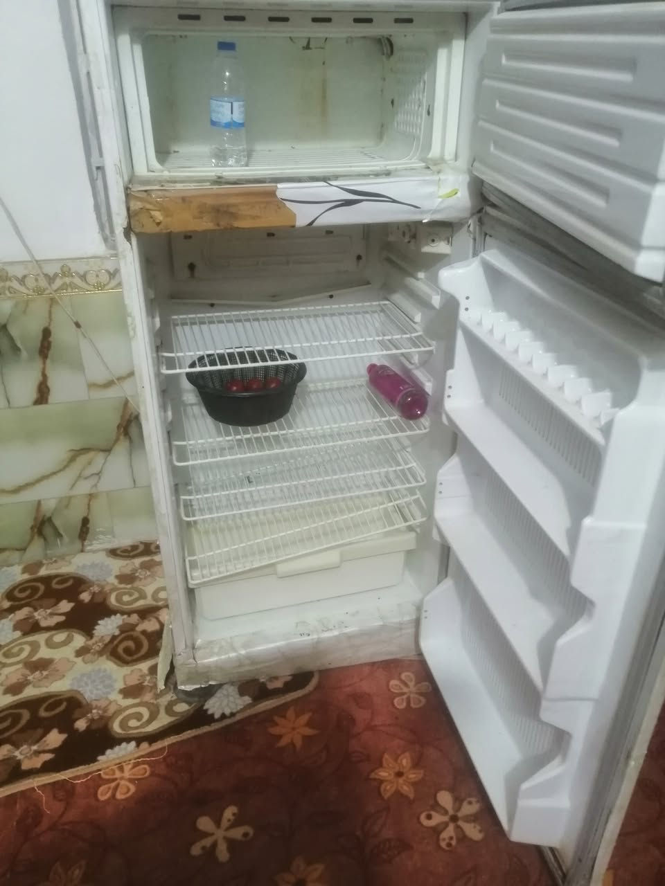 ثلاجه حجم وسط شرط شغل وصحن نت
*********** حاوي نهضة
