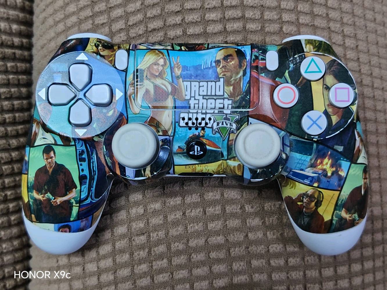 السلام عليكم من رخصه الادمن
عندي بلي 4 برو مع كارتونه مع  استانين قاعده للبلي و للجوستكات  نظام 9 مهكر 

مع 5 جوستكات 2 أصلي و 3 تجاري درجه اولى 

مع هارد داخلي يحتوي بكج مال العاب بلي 1 و2 و العاب قويه ب10 مع هارد خارجي سعه 2 تيرا انزلك الي يعجبك حسب الطلب البلي استخدام سنه بس نظيف امانه السعر خاص

الشراي يدخل خاص او يراسل الرقم *********** مكاني بغداد