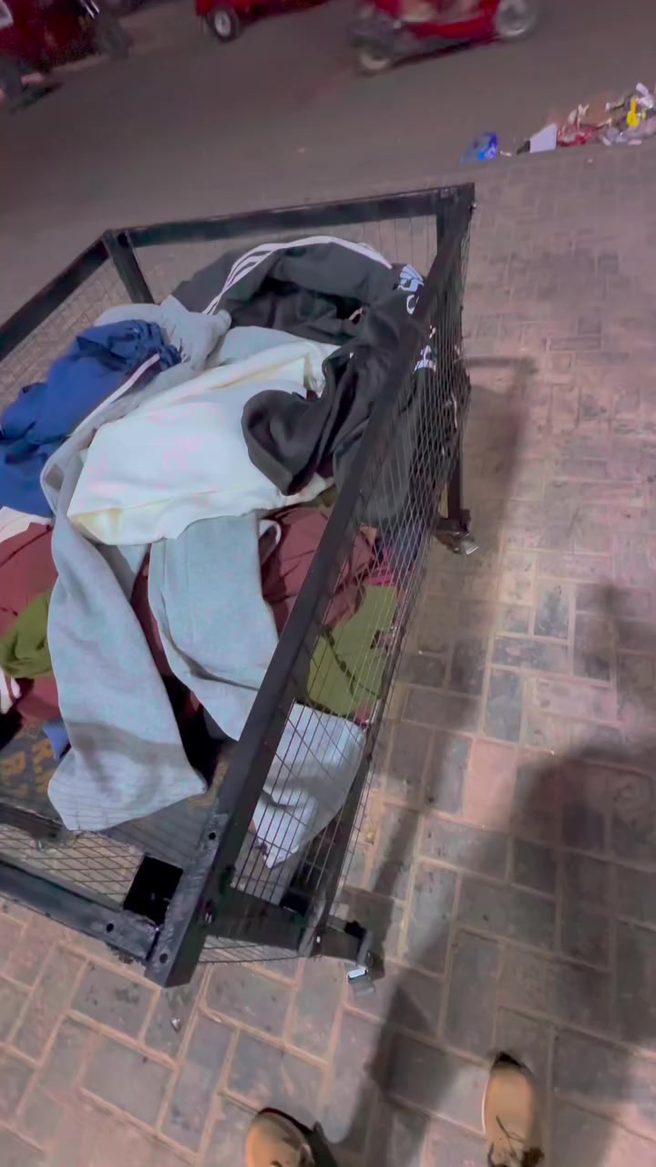 سلة عرض حجم كبير للبيع 
اني مسويها يم حداد تزكام و بيها 4 تايرات من جوه 

         حجمها  120 في 80 سم 

السعر 50 الف قفل مكاني بغداد 

***********
