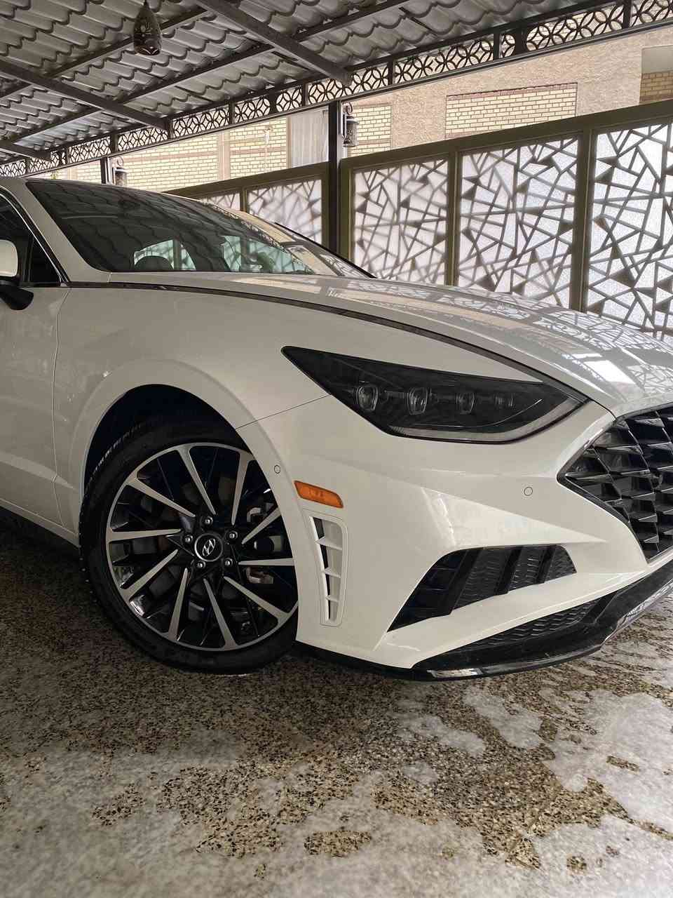 هونداي سوناتا 2023 لمتد يعني أعلى فئة وأعلى مواصفات جديدة كلش اخت الكلين مال جناي واذا مو جديدة مو قبول داخل لون حمصي مميز 
رقم بغداد الجديد باسمي هزة وسنوية جديدة لل 2030
ما أكتب مواصفاتها كلهن فقط اللي باللمتد لأن هواي والجناية يعرفون شنو لمتد واللي ما يعرف يدخل على النت ويطلع مواصفاتها 
حساسات أمامية وخلفية 
كشنات جلد تبريد وتدفئة وكهرباء وخزن ميموري 
أربع كاميرات ٣٦٠ درجة ومن تفتح اشارة تطلع كاميرا بالدشبول
رادارات من جميع الاتجاهات 
اوتو بارك تحرك السيارة بالريموت
لايت أربع عدسات 
ماشية تقريباً ٤٤ ألف ميل وبيها تسارع وانطلاقة وسرعة ما شاء الله تعالى  

حادثها بأمريكا شخطين زغار موضحات بالصور مكحلات على گد الشخط فقط والصور موجودة وصار بيها بالعراق دحچة بالچاملغ الخلفي رجعتها عل البارد والباقي كله مكفول غير هذا ماكو
السعر 206 $ واذا صدگ شراي بيها مجال تتصل وتدلل  
مكان السيارة بغداد مجمع الايادي السكني 
للتواصل ***********  أبو علي 
يتوفر واتس آب على نفس الرقم
