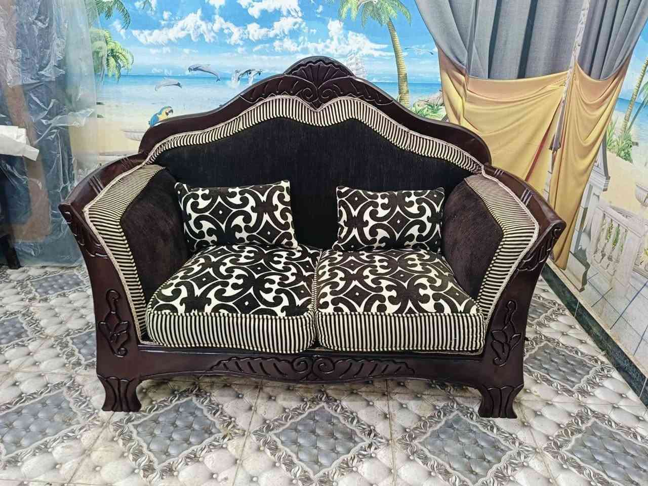 بقدم لكم انتريه عموله خشب زان احمر مكون من كنبتين وكرسين بشلت متحركه من تحت الشلت على خشب استعمال جاهز على الفرش على طول


**إذا كنت صاحب هذا الإعلان وتريد حذفه لأي سبب، رجاءا أرسل رسالة إلى الدعم الفني**