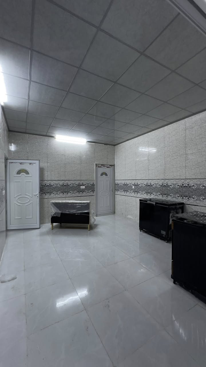 السلام عليكم

دار للايجار في حي السماح الثانيه على الشارع العام 
مساحة ٢٠٠ متر طابق ارضي 
يحتوي على ٢ غرف وهول واستقبال ومطبخ وصحيات 
بدل الايجار ٣٥٠ الف

مكتب صفوان السنجاري 
***********
***********
***********
