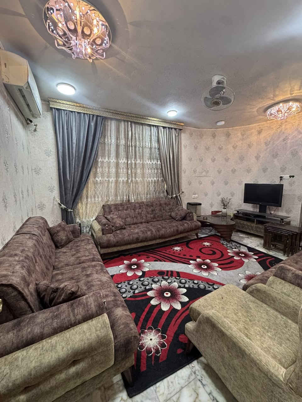 السلام عليكم 
تخم +ستائر +ميز تلفزيون +ماصات 
كلهن ب٦٠٠ قفل مكان بابل 
***********
