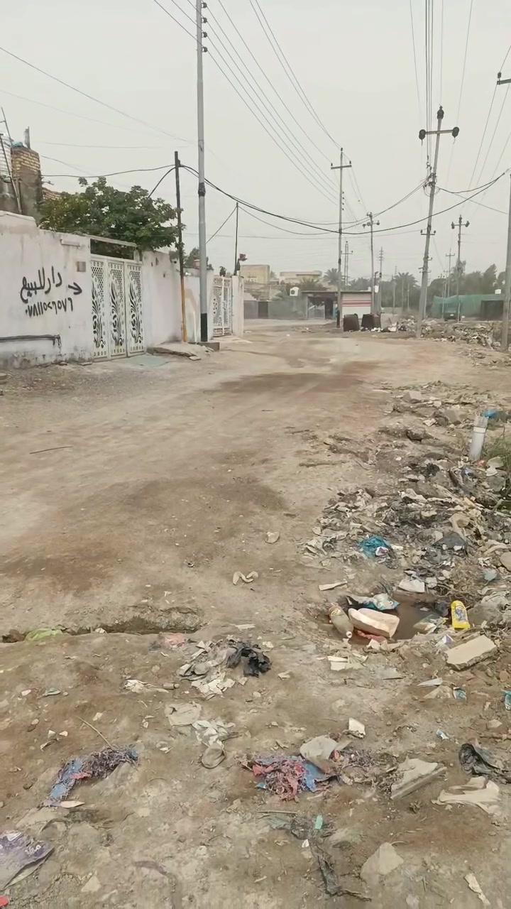 بيت البيع فضليه قريه الزهراء على شارع العام قرب مدرسه الحسن المجتبى بتدائيه متوسطه  يبعد عن مدرس 50 متر  مساحه البيت 300متر يتكون من غرفتين وصاله وغرفه ستقبال ومطبخ وديوانيه وصحيات   ***********

