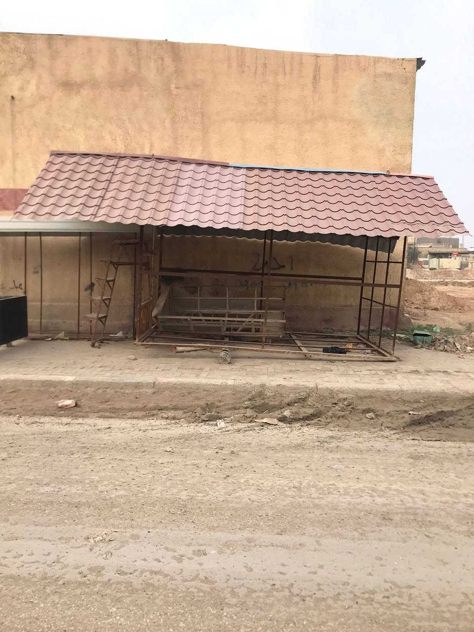 كرفان متحرك تايرات الطول 8م والعرض 5 م والارتفاع 3 م تيراته موجوده فقط محتاج سندويج أو زجاج بلاستك النجف الحيره خلف كراج البلديه الاتصال 
*********** ولكم خالص الاحترام
