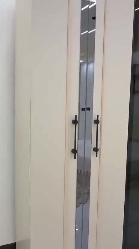 عندي هاي الغرفه هسه نصبوها العمال لكن قياساتها مكعدت ويه الغرفه اخذتها ب ٨٥٠ الف وابو البيج مقبل يرجعها ابيعها ٧٠٠ الف جديده بعد حتى فراش ممادين عليها


**إذا كنت صاحب هذا الإعلان وتريد حذفه لأي سبب، رجاءا أرسل رسالة إلى الدعم الفني**