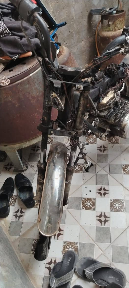 السلام عليكم دراجه للبيع على هاي وضعيه حتركت ومالحكت عليه مديل 2023 محرك مابي شي مامفتوح شاصي اصولي اوراقه كامله وكيله بالخان دراجه لا مضوربه ولا كلشي بيه شاصي مابي شي محرك وياله دبلات مابيهن شي مكاني نجف نداء رقم ***********
