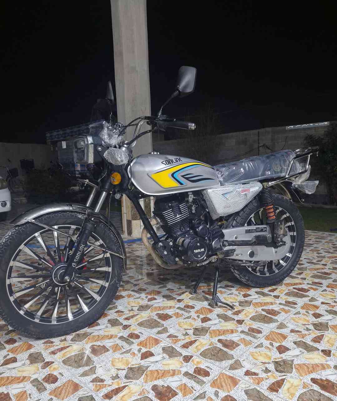 دراجه ايراني للبيع 
2025.اوراق كامله. 
نقصها صفاحيه يمنه .
مكاني جزيره البذياب. 
الدراجه نضافه فول تجي وتشوف بعينك .
السعر. 850.وبيها مجال شويه
للتفاصيل اكثر الاتصال. ***********
