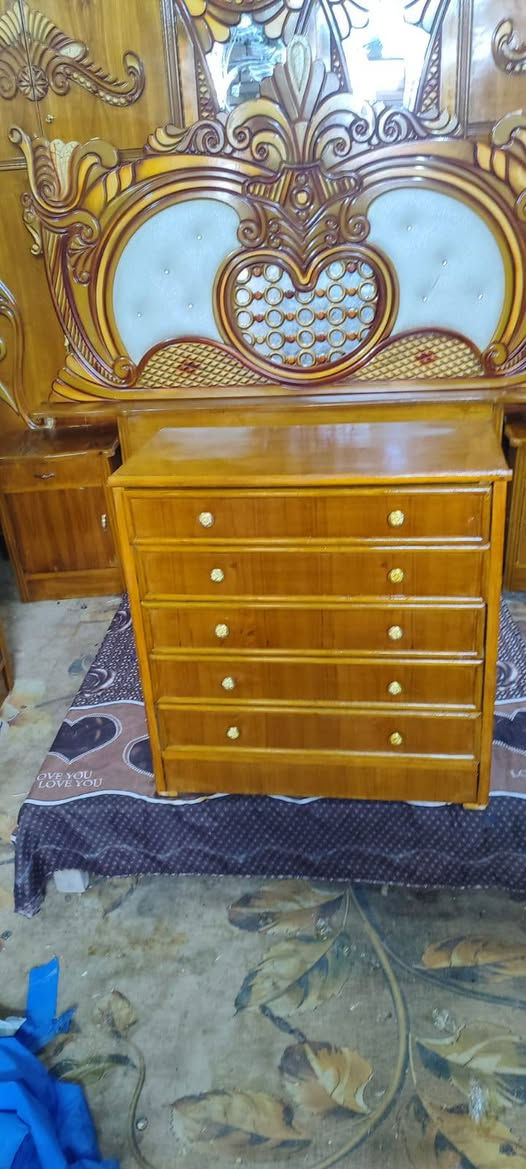 ميز مجرات نظيف سعره ٣٠ قفل نهايته من لخير متواجد علخاص اكو توصيل رقمي ***********ابو جود يدات جدد صبغ تلميع جديد
