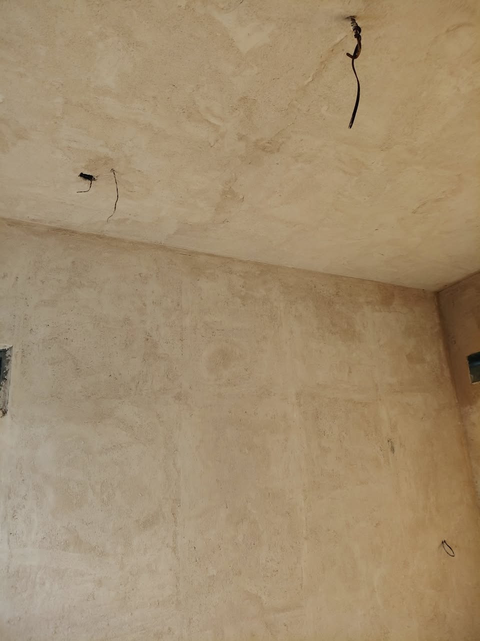 السلام عليكم 
لباخ متفرّغ حالين جص وسمنت وطلس واجهات ونثر 
اشتغل بليومه والمتر ومقطوعه وبسعر مناسب هذا رقمي ***********
***********
