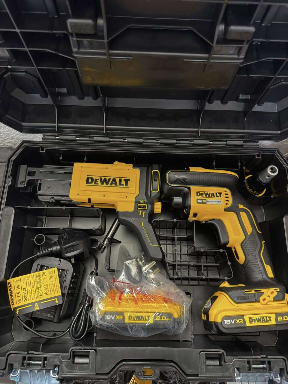 سلام عليكم اخوان 
دريل DEWALT  جبسن بورد ديكورات جديد كامل 
اذا شراي اتفضل خاص 
توصيل متوفر 
*********** واتساب
