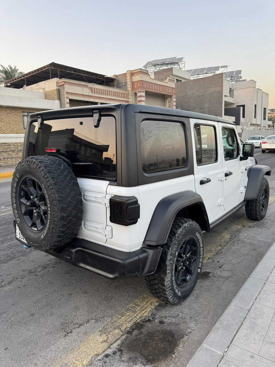 السلام عليكم 
جيب رانكلر هايبرد  موديل 2023 
وارد امريكي للبيع 
انظمه قيادة بانزين وهايبرد وكهرباء 
مواصفات الرانكلر معروفه 
محرك 2000 تيربو 375 حصان
كير 8 نمر 
تبريد ثلج 
شاشه كبيره تدعم كار بلي 
شاشه اعطال 
نظام تعليق اوف رود 
اضاءة زنون بلادي مع كشافات زنون 
سقف قابل للازاله والتركيب 
ماشيه 45 الف 
إني المستورد رقم بغداد بأسمي 
جديده كل نقص مابيها ضررها فقط جاملغ خلفي وربع باب الصندوق 
عنوانها بغداد الكاظمية 
السعر 288 ورقه وماكو هيج نظافه بهيج سعر
***********
