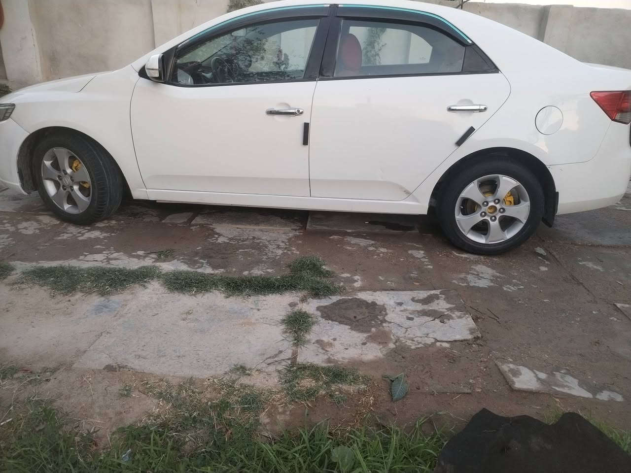 السلام عليكم كيا سيراتو للبيع ٢٠١١خليجي
 السعر 85 وبيه مجال *********** مكاني دوانيه
