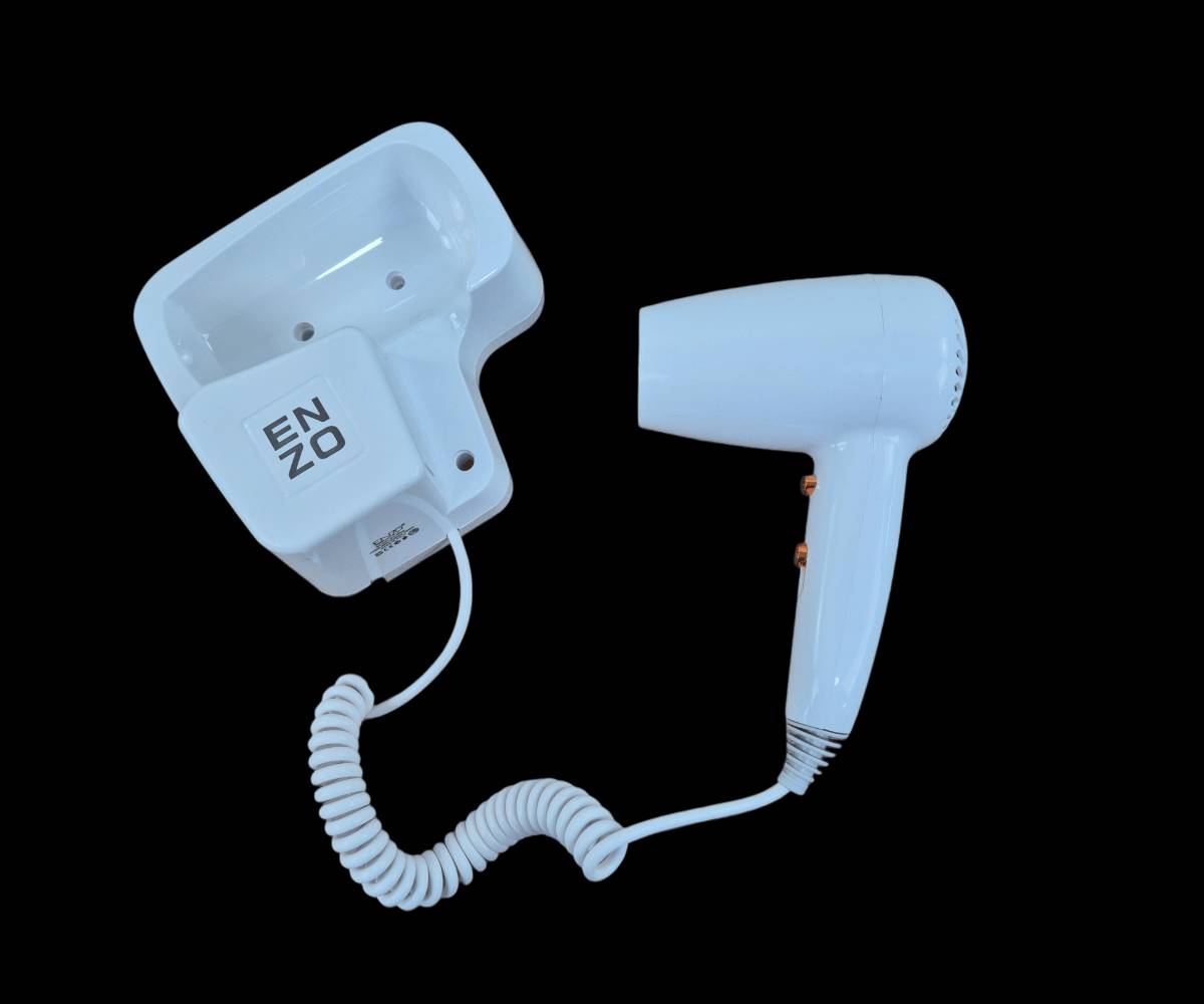 يمجفف شعر للحمام ماركة اينزو

الاستخدامات:

مجفف الشعر المثبت على الحائط مناسب للاستخدام في الحمامات وغرف الفنادق،

ويعمل على تسهيل عملية تجفيف الشعر باستخدام الهواء الساخن والبارد.

المميزات:

يتميز بخاصية   التشغيل والإيقاف التلقائي عند وضعه في الحامل المثبت على الحائط،

مع الحفاظ على درجة حرارة ثابتة وتصميم هادئ وتقنية متينة.

الجهاز خفيف الوزن يتميز بسهولة تركيبه دون الحاجة إلى الحفر، حيث يمكن تثبيته على   الجدار باستخدام تعلّاقة لاصقة.

يناسب هذا التصميم الاستخدام في الحمامات وغرف الفنادق، مع ضمان الثبات على الأسطح المختلفة مثل البلاط والجدران وأسطح العمل، مما يوفر حلاً عمليًا وسريعًا للتثبيت.

الملاحظات:  

حيث يُنصح بتجنب استخدام الجهاز بالقرب من الماء وعدم غمره في الماء. يعمل الجهاز على تيار متردد بجهد 220-240 فولت وتردد 5060 هرتز، مع قدرة تصل إلى 1600 وات.

يتميز المنتج بتصميم عالي الجودة ومتانة تجعله   مناسبًا للاستخدام في البيئات ذات الرطوبة العالية مثل المطابخ والحمامات.

ابعاد المنتج:الطول 16 سم  العرض 9 سم  الارتفاع 16 سم

سلك الكهرباء 70 سم السلك الثاني للمجفف 70 سم

يكون 24ساعة طلب 