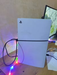 : PS5 Slim (يدعم الأقراص).  السعة التخزينية: 1 تيرابايت (1TB SSD).  ال...