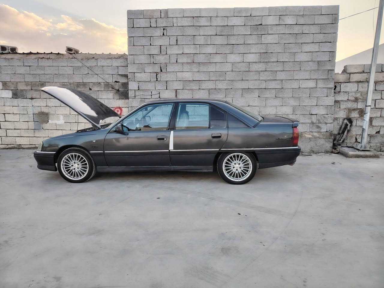 سلام عليكم للبيع او مراوس مارسيدس اوبل اوميكا موديل ٩٢ كير محرك واكسل بشرط سياره كدام العين متعوب عليها سياره مصبوغه عام رقمها كركوك بسمي تخم تايرات ووياله جديد صدر خير من الله داخلها نضيف محرك ٢٠ سعرها 45 وبي مجال اي استفسار اتصال *********** مكاني كركوك
