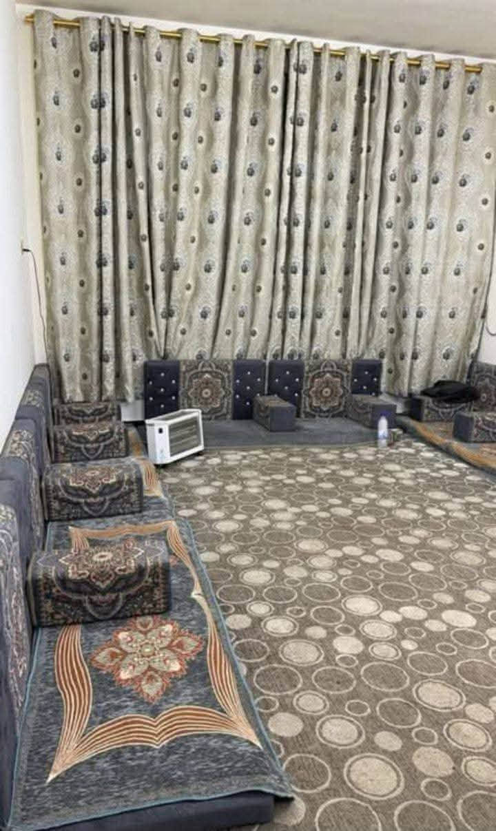 بيت للبيع  120 متر طابقين بسعر 270بي مجال الواجهه 6 والنزال 20 بناء حديث الطابق الارضي 3 حمامات +صالةوحمام سويت+مطبخ+غرفة نوم وحمام سويت+حوش الطابق الثاني 4 غرف نوم+.  بلكونه سطح 
العنوان بغداد الكرخ حي الاعلام شارع البدالة قرب مدرسة العقيده هاتف ☎️ ***********
