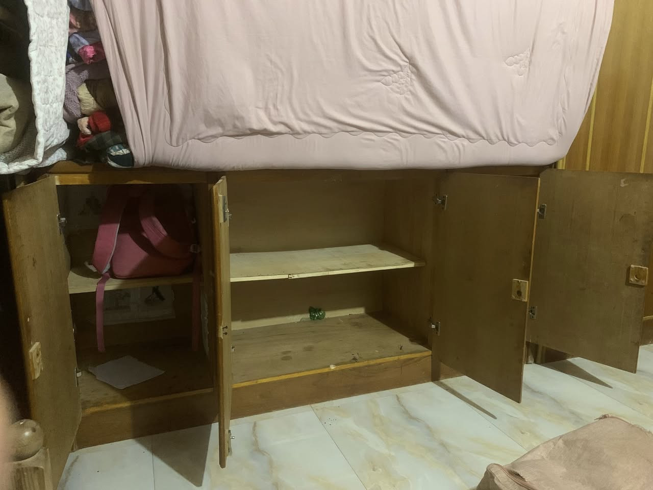 السلام عليكم عندي غراض للبيع بوفيه نوعيه تزكام صاج اربع بيبان+كنتور ثلاث بيبان +جربايه ام النفر صاج الخشب السعر اتصل على هاذا الرقم ***********مكاني الف دار سيف سعد
