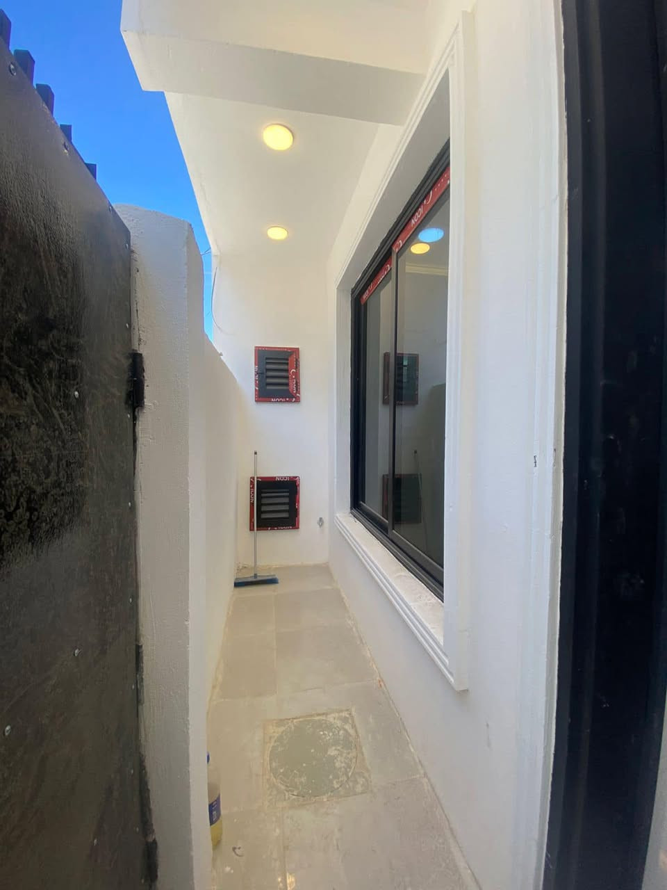 #لدينا_دار_للبيع مساحه 50 متر واجه5 ونزال 10 طابو زراعي سند 25 قرار محكمه البيت يحتوي على 3 غرف نوم وصاله وستقبال ومطبخ  العنوان بغداد الدورة مدخل البوعيثه مجمع الحليم نظام دكتات موزع على الغرف 
هاتف ***********
