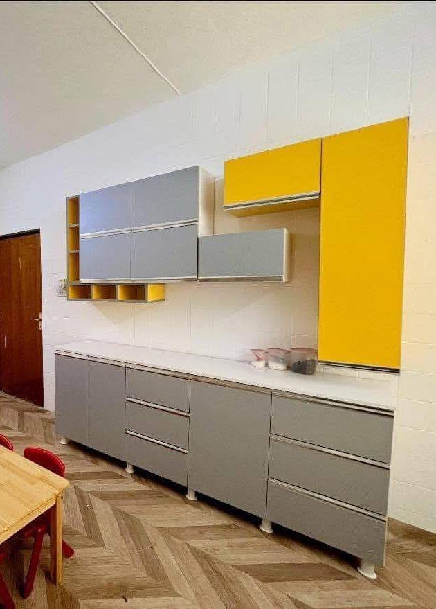 السلام عليكم 
طباخ نوع سنتر بوينت اخو الجديد 200 الف
كاونتر مع سنك  300 الف 
ثلاجه نوع جنرال كولد 175 الف
نص تخم 175 الف
*********** اليرموك
