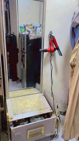 جربايه تركي قوي موهذا العادي وياها كومدياته ومرايته العموديه كلهنب٢٥٠ بي   مجال البصره التنومه  حتى فيبرته وياها جبناها من نجار قويه ‭***********‬
مفتوحه وكامله مو مـᘓɹ̇ ذن غرف عاديه ماخذينه ب٣ ونص Singapore
