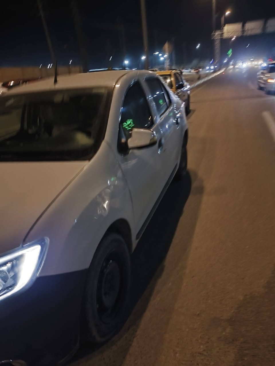 السلام عليكم رينو سنمبل 2020 
بيه فقط جاملغ الخلفي بي بارد وجاملغ امامي بدون تبديل
ماشيه 110حقيقي 
مواصفاته 
مانع انزلاق
تنبيه احزام الامان
شاشه 
رقم بغداد 
مكاني كربلاء الحر 
سعر 85وبيه مجال 
***********
